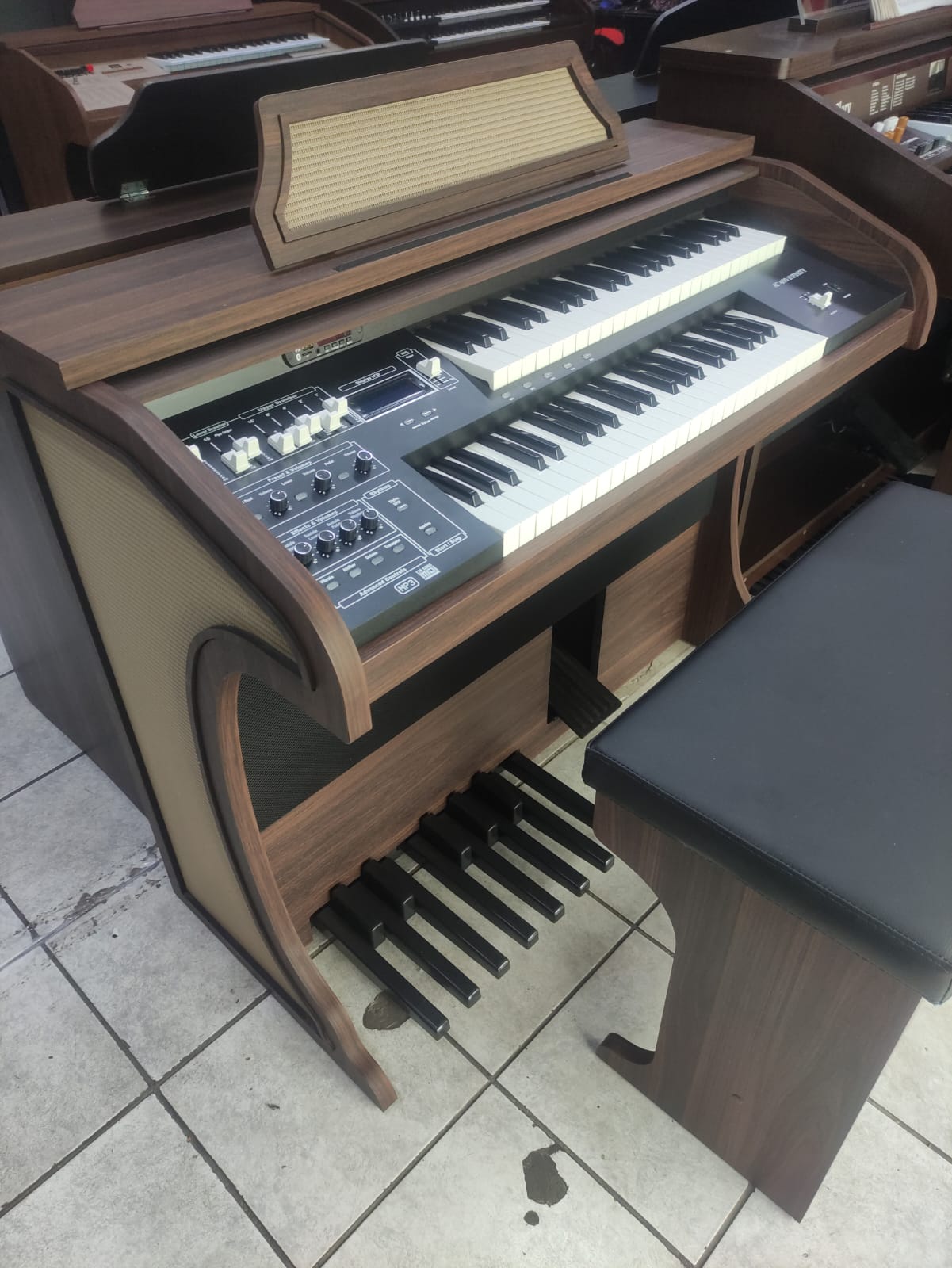 ÓRGÃO DIGITAL ACORDES AC 400S TABACO